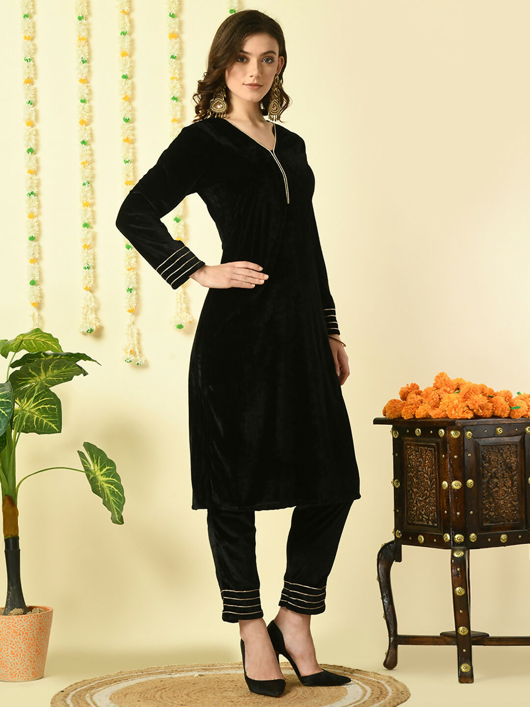 Myshka Women's Black Velvet Kurta With Trousers Party Sets | Grocsy
