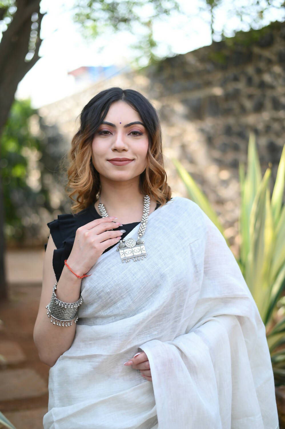 Very Much Indian Pure Linen Saree With Sleek Border And Exclusive Design - Grey | Grocsy