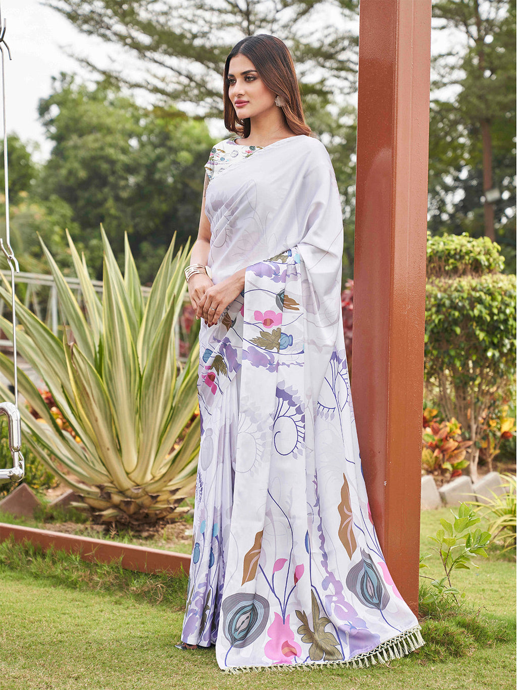 Tikhi Imli White Floral Printed Saree | Grocsy