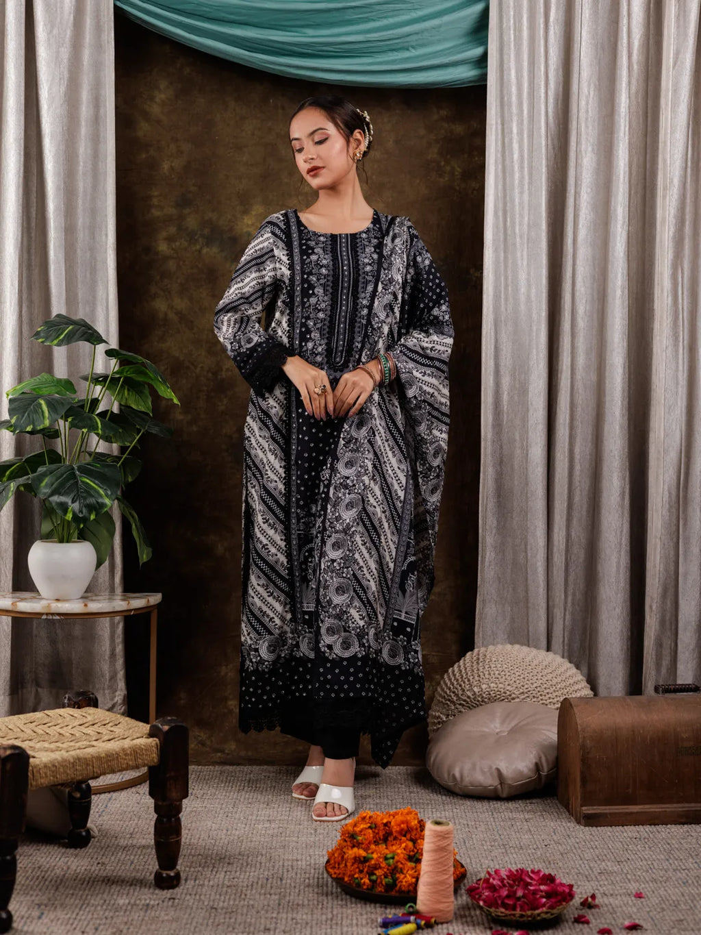 Yufta Black Hand Embroidery Silk Straight Kurta And Trouser With Dupatta Set | Grocsy