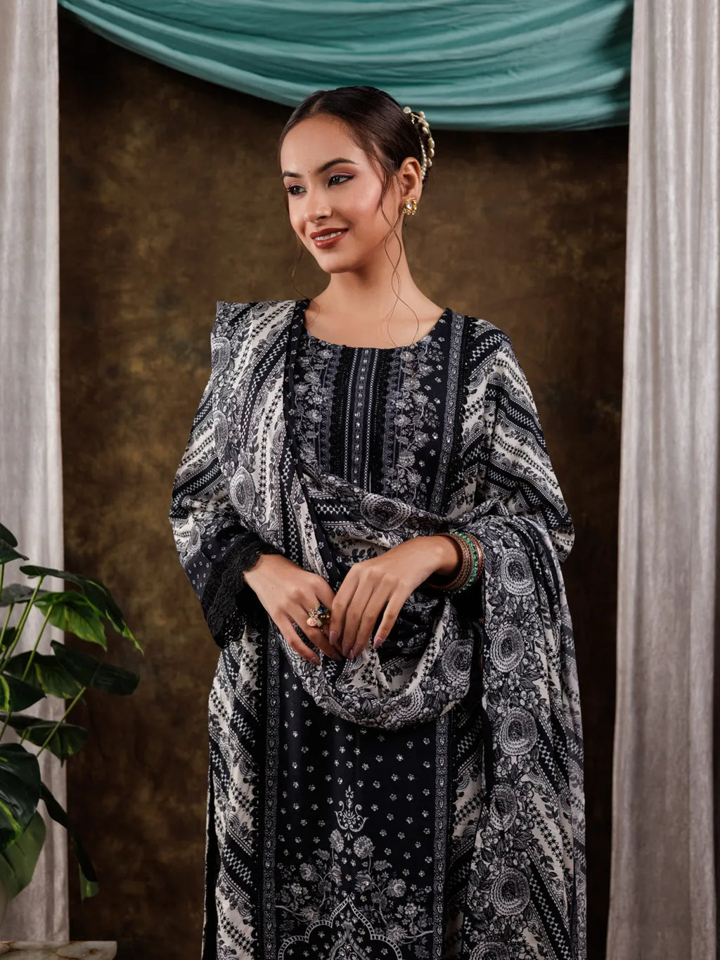 Yufta Black Hand Embroidery Silk Straight Kurta And Trouser With Dupatta Set | Grocsy