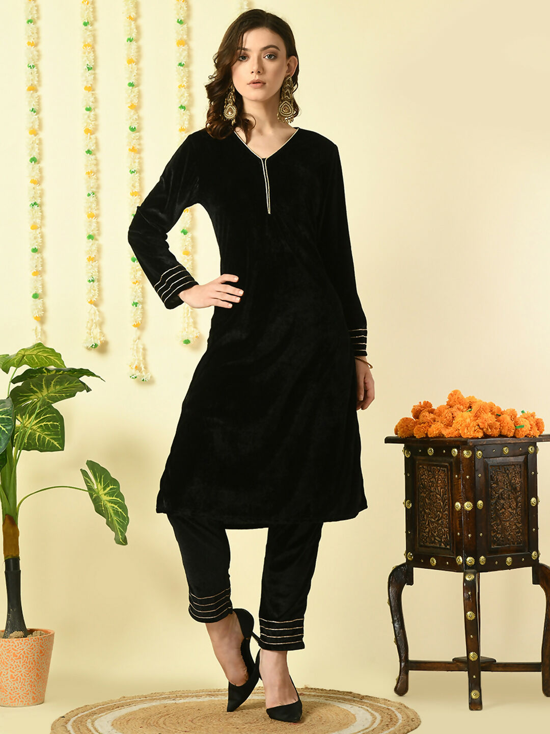 Myshka Women's Black Velvet Kurta With Trousers Party Sets | Grocsy
