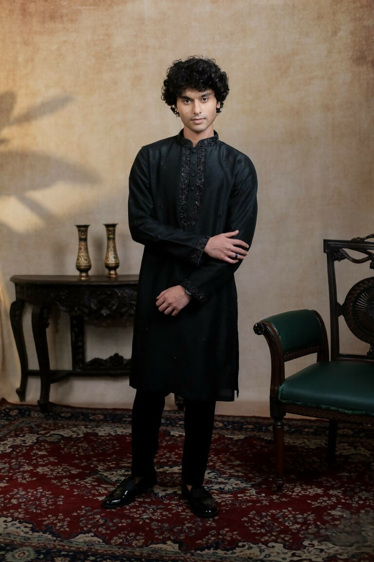 Falling Raw Silk Black Kajal Phool Kurta Set By Hilo Design | Grocsy