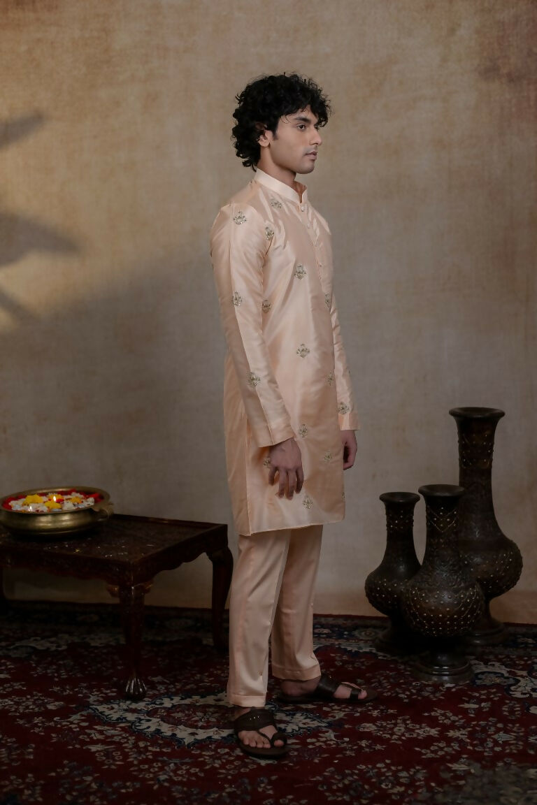 Semi Pattu Peach Ananta Kurta Set By Hilo Design | Grocsy