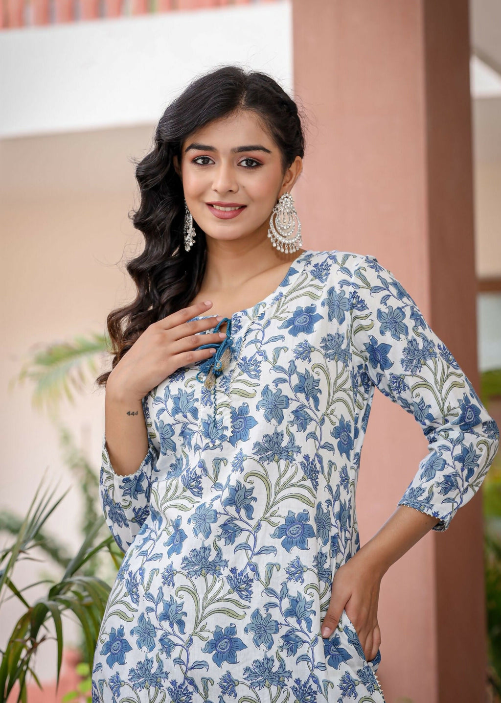 Kaajh Women's White Blue Floral Print Kurta Pant Set | Grocsy