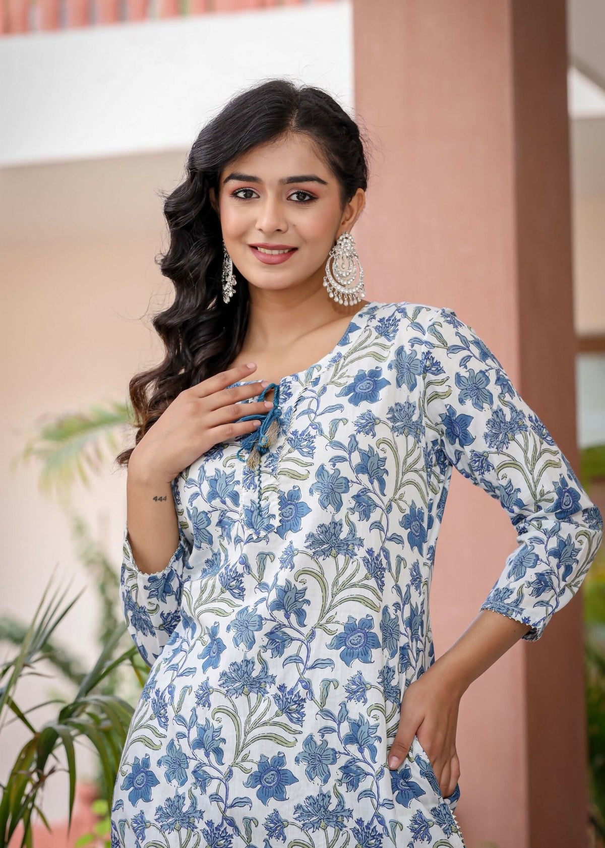 Kaajh Women's White Blue Floral Print Kurta Pant Set | Grocsy