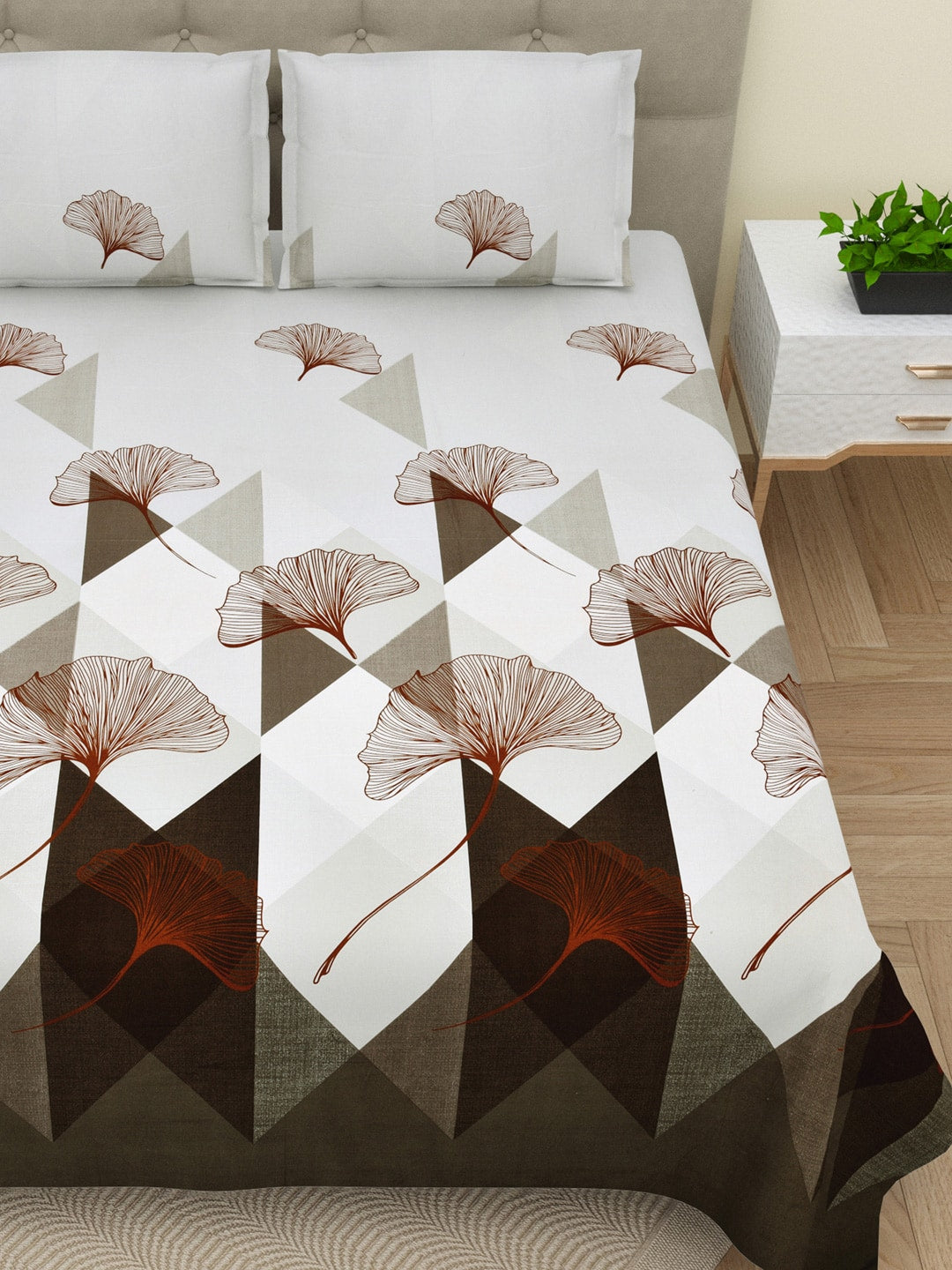 DREAM WEAVERZ Grey & White Geometric Cotton 220 TC Super King Bedsheet & 2 Pillow Covers | Grocsy