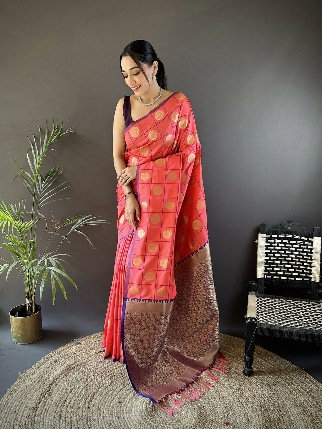 Joban Fashion Pink Checked & Circular Motifs Soft Silk Banarasi Saree | Grocsy