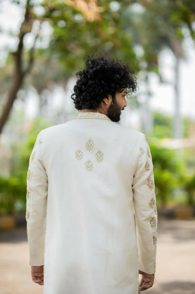 Iysian Silver Sherwani Set by Hilo Design | Grocsy