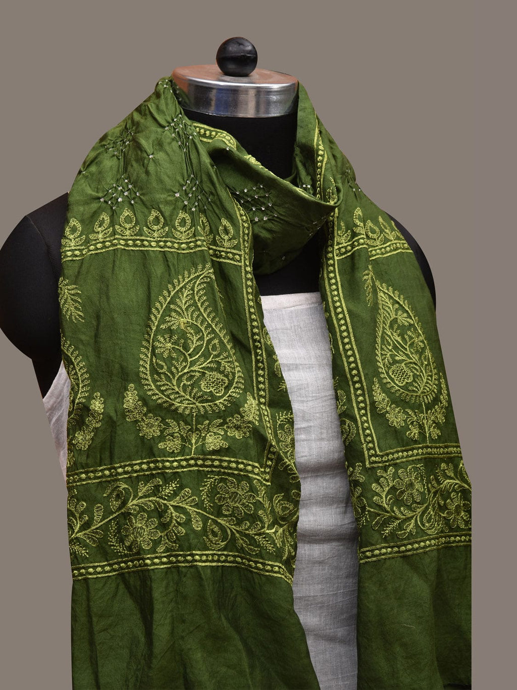 Green Bandhani Silk Handloom Stole with Mango Design - Global Threads | Grocsy