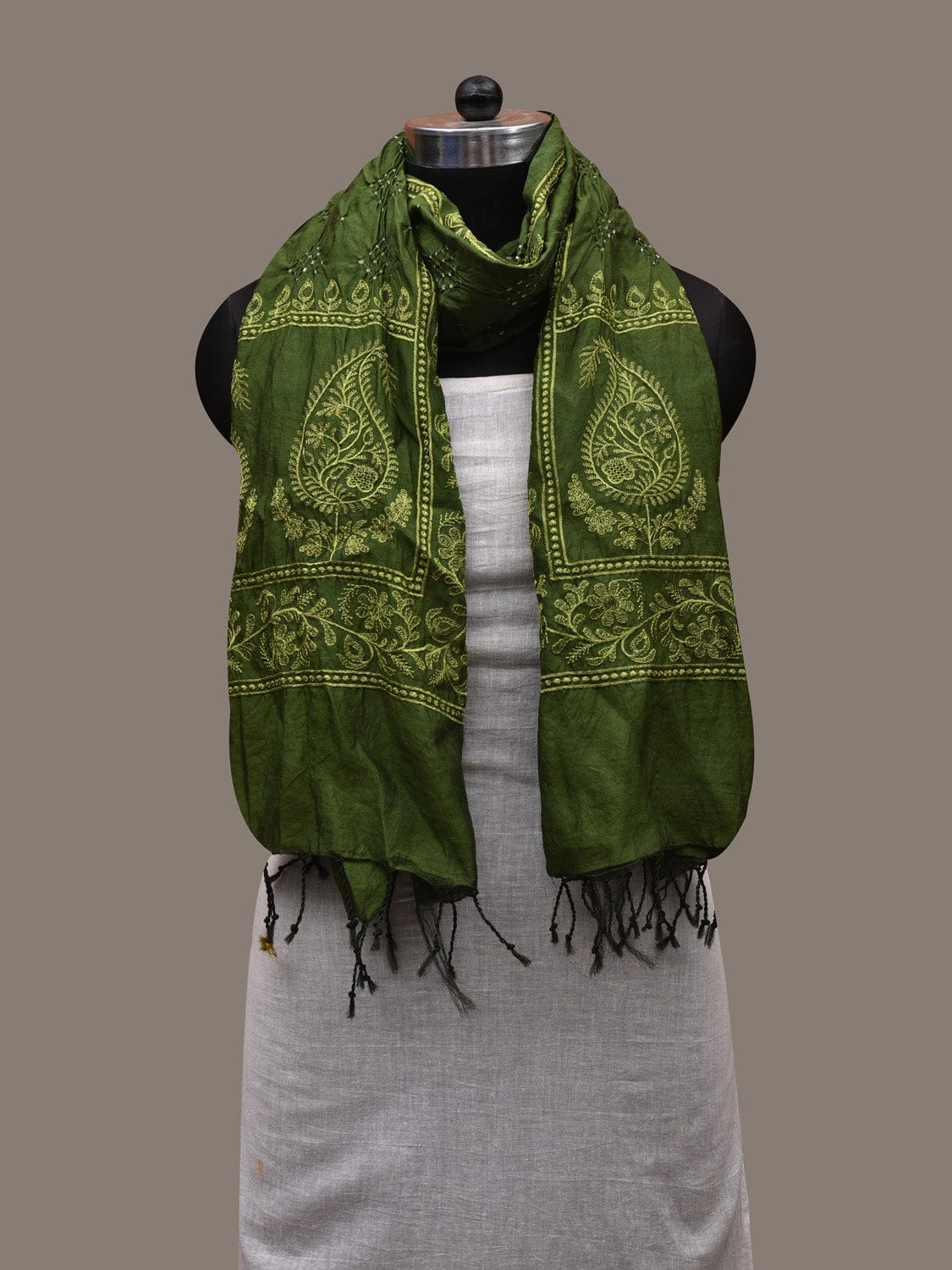 Green Bandhani Silk Handloom Stole with Mango Design - Global Threads | Grocsy