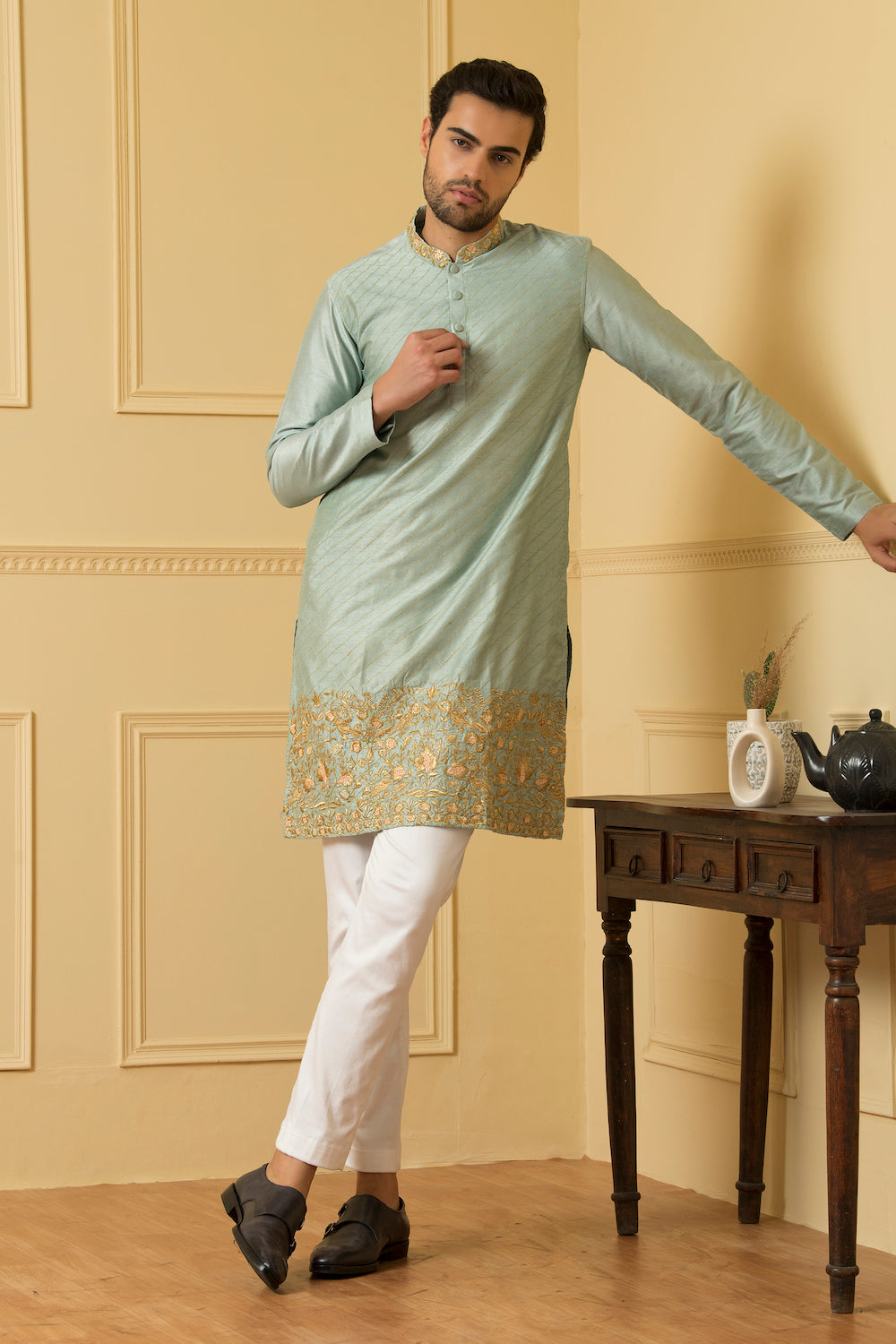 Zari Embroidered Kurta by Hilo Design | Grocsy