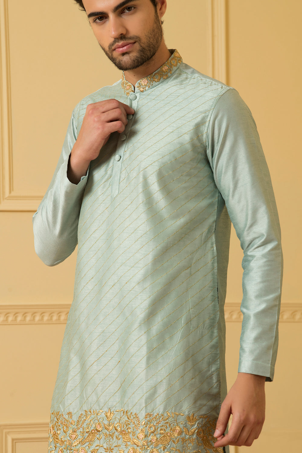 Zari Embroidered Kurta by Hilo Design | Grocsy