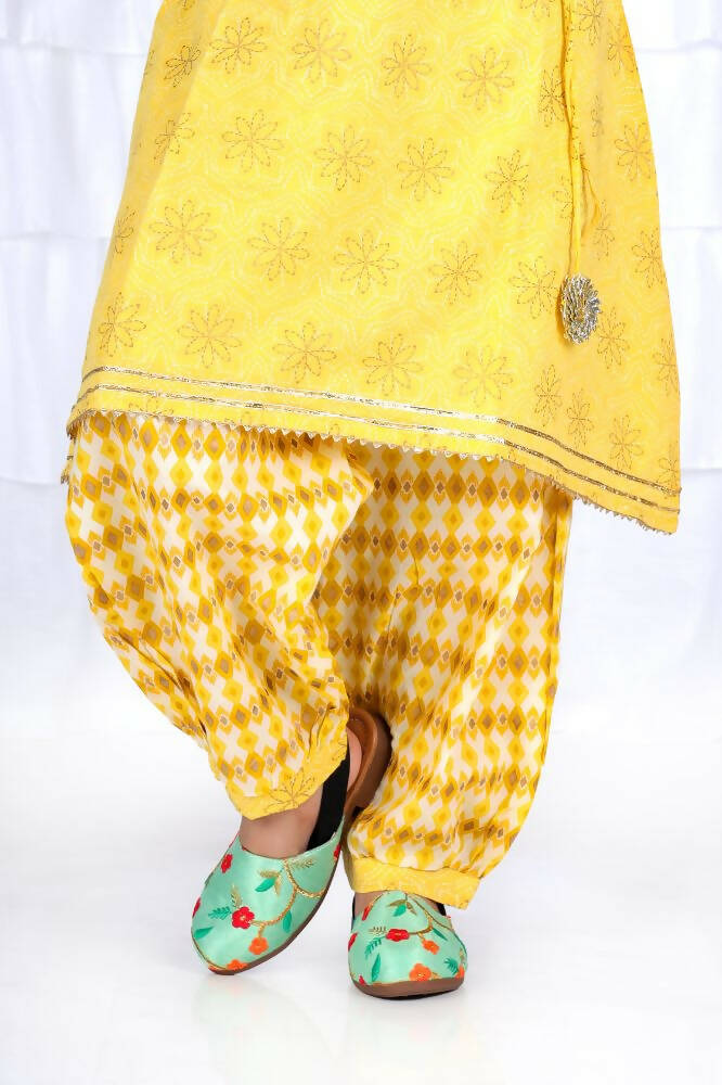 Tiny Bugs Girls Embroidered Strap Ethnic Jutis-Green | Grocsy