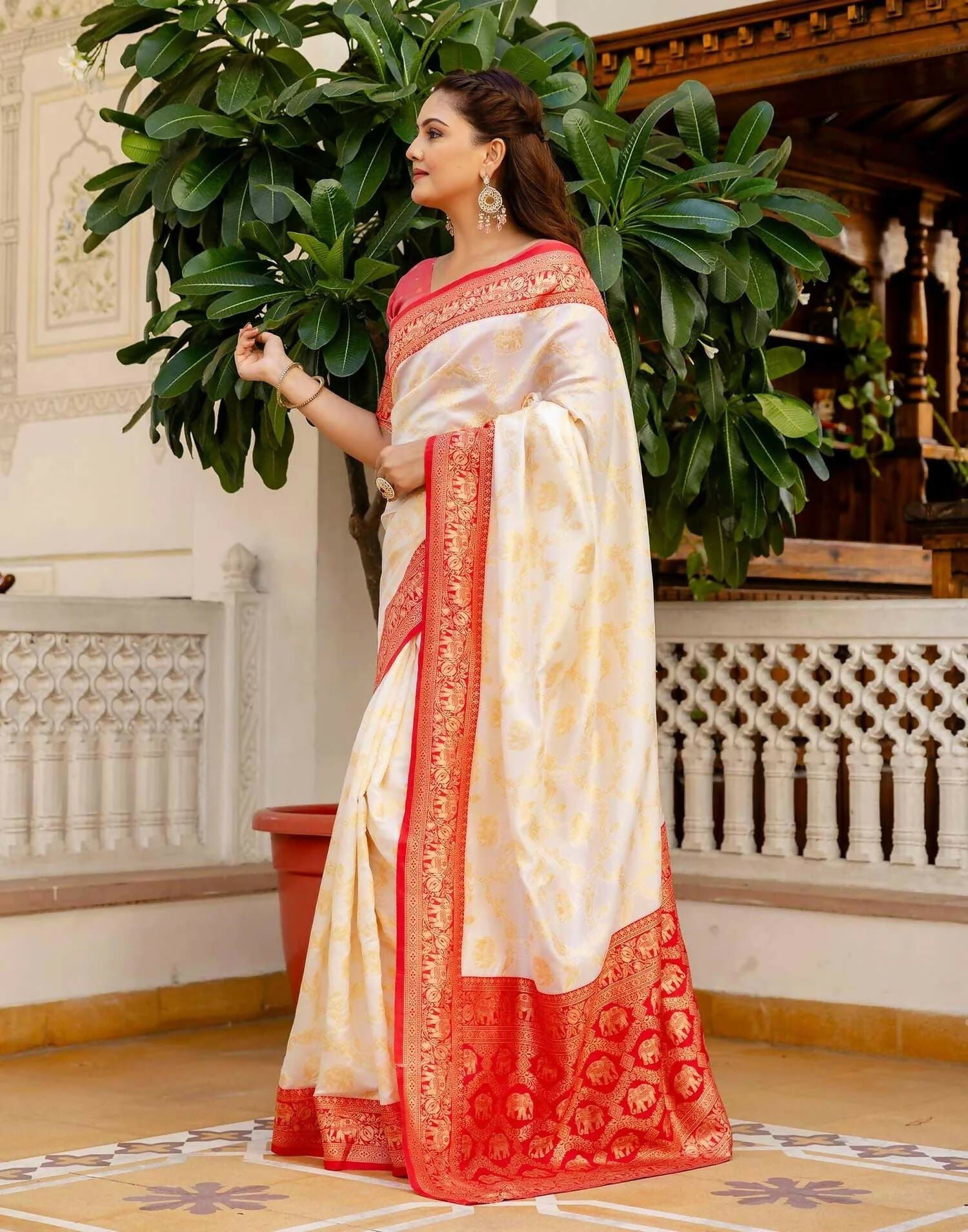 Joban Fashion Off White Silk Woven Banarasi Saree | Grocsy