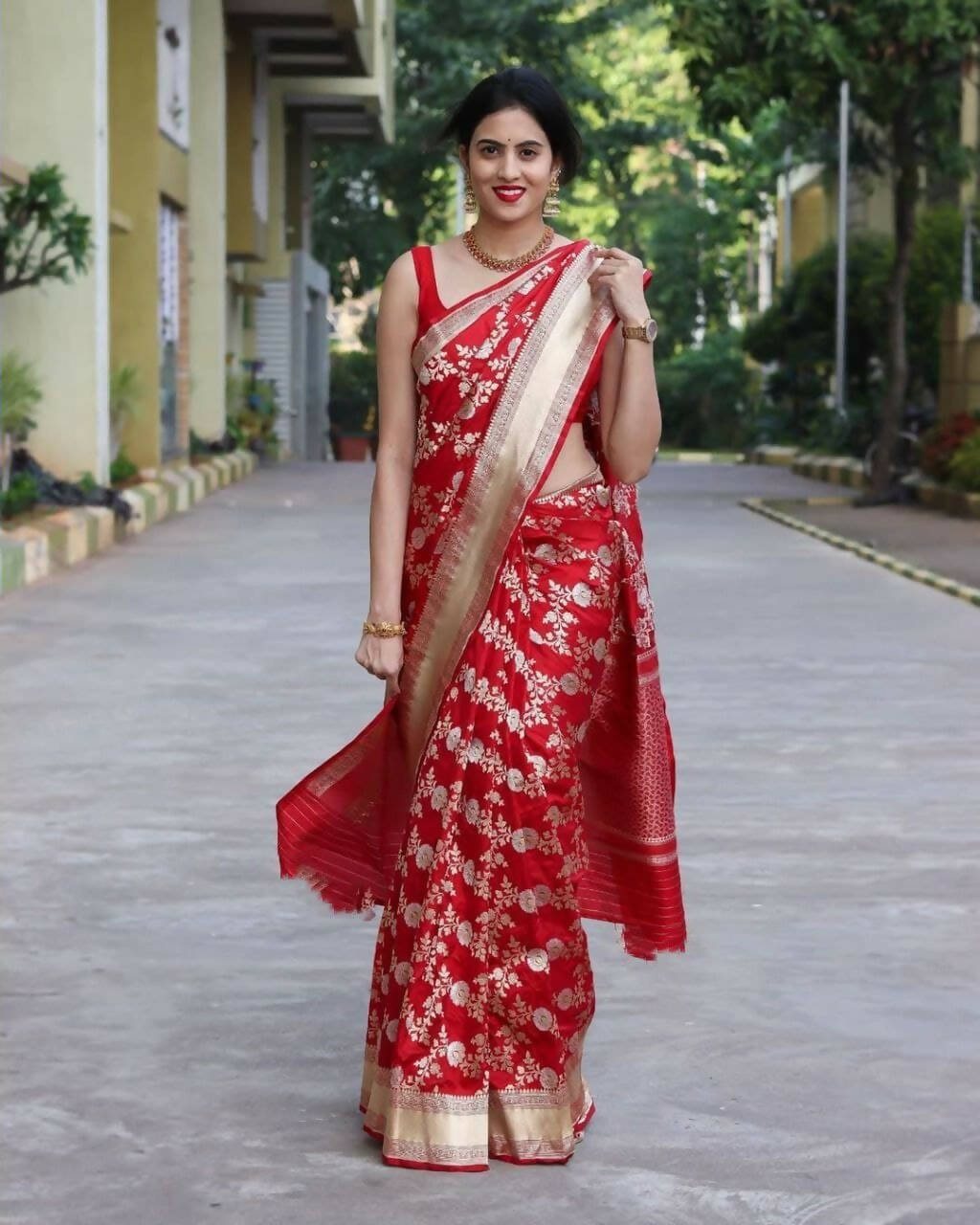 DEIANA'S Beautiful Designer Golden zari Soft Lichi Silk Saree - Red | Grocsy