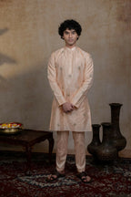 Semi Pattu Peach Ananta Kurta Set By Hilo Design | Grocsy
