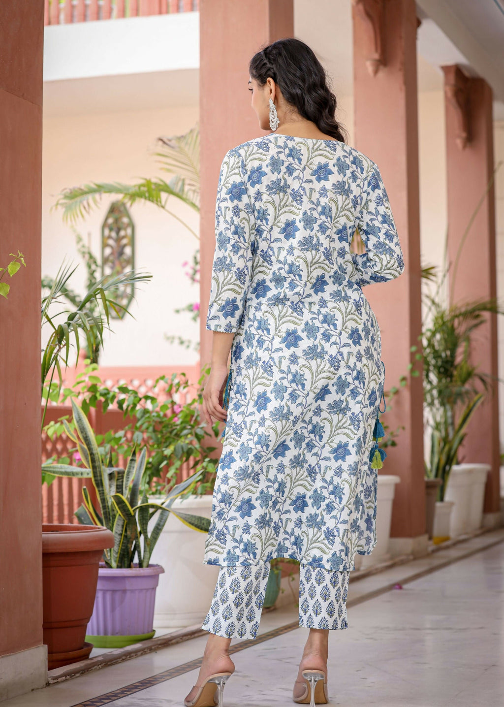 Kaajh Women's White Blue Floral Print Kurta Pant Set | Grocsy