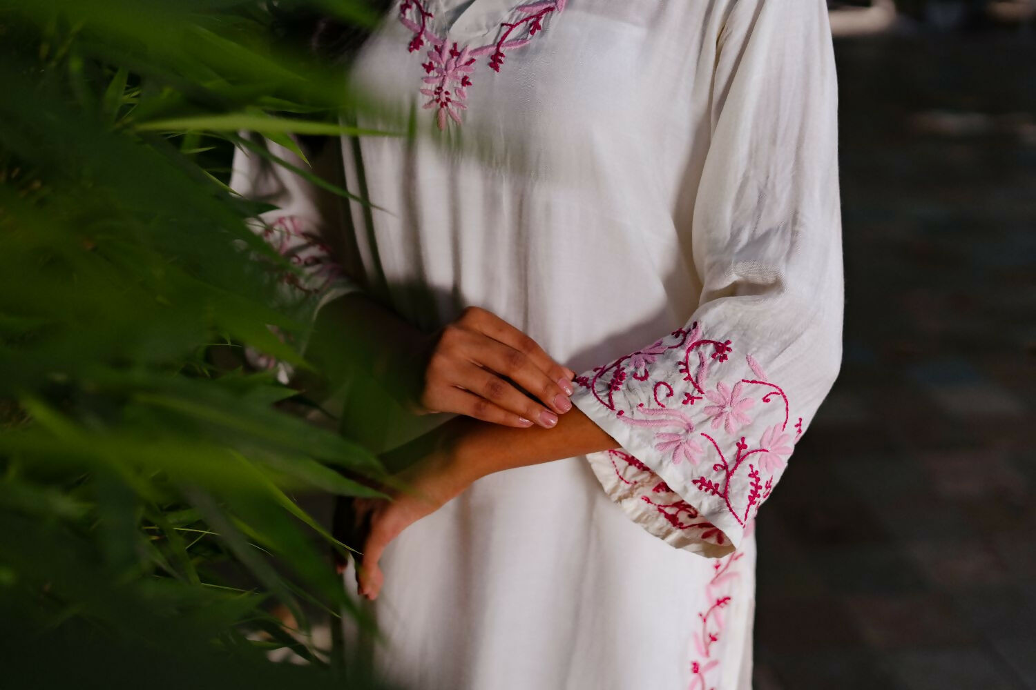 Zibaa Ivory & Pink Muslin Chikankari Kurta | Grocsy