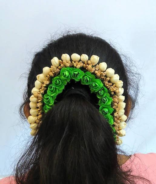 Green & White Rose Gajra | Grocsy