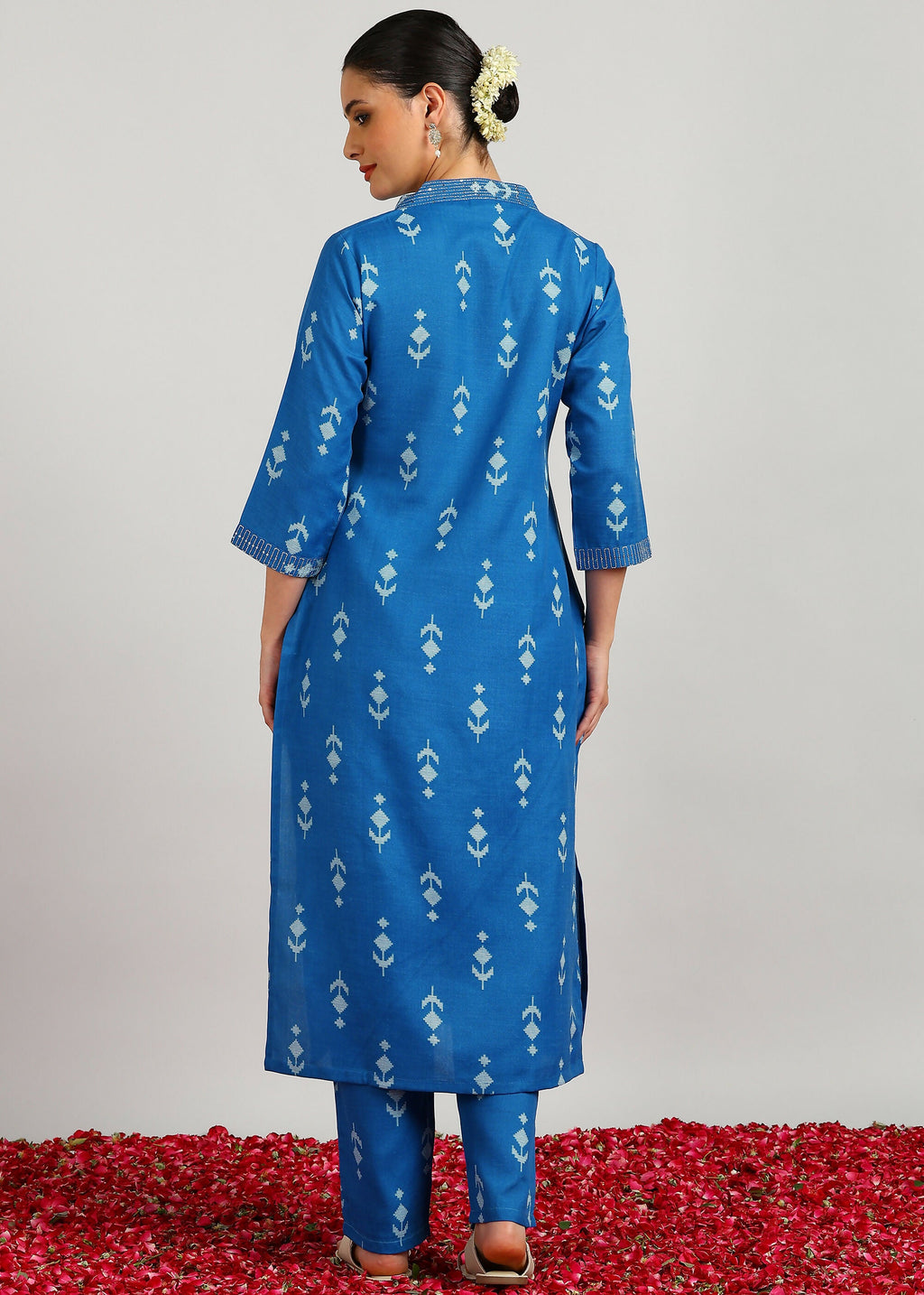 Aavyora Women's Blue Ikat Printed Ethnic Co-ord Set | Grocsy