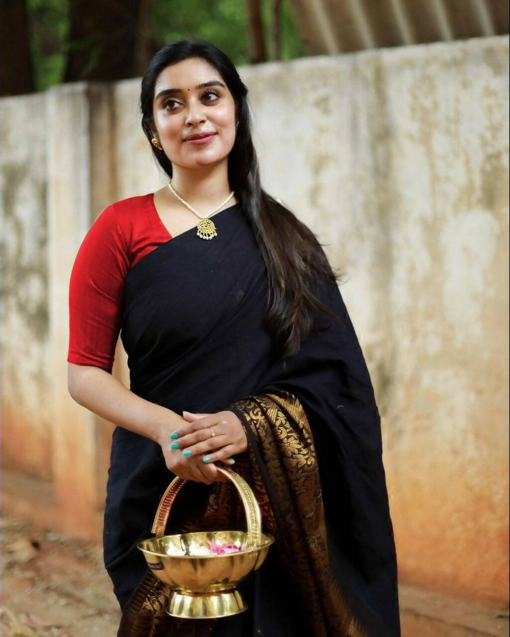 DEIANA'S Beautiful Designer Golden zari Soft Lichi Silk Saree - Black | Grocsy
