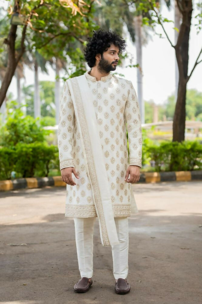 Iysian Silver Sherwani Set by Hilo Design | Grocsy