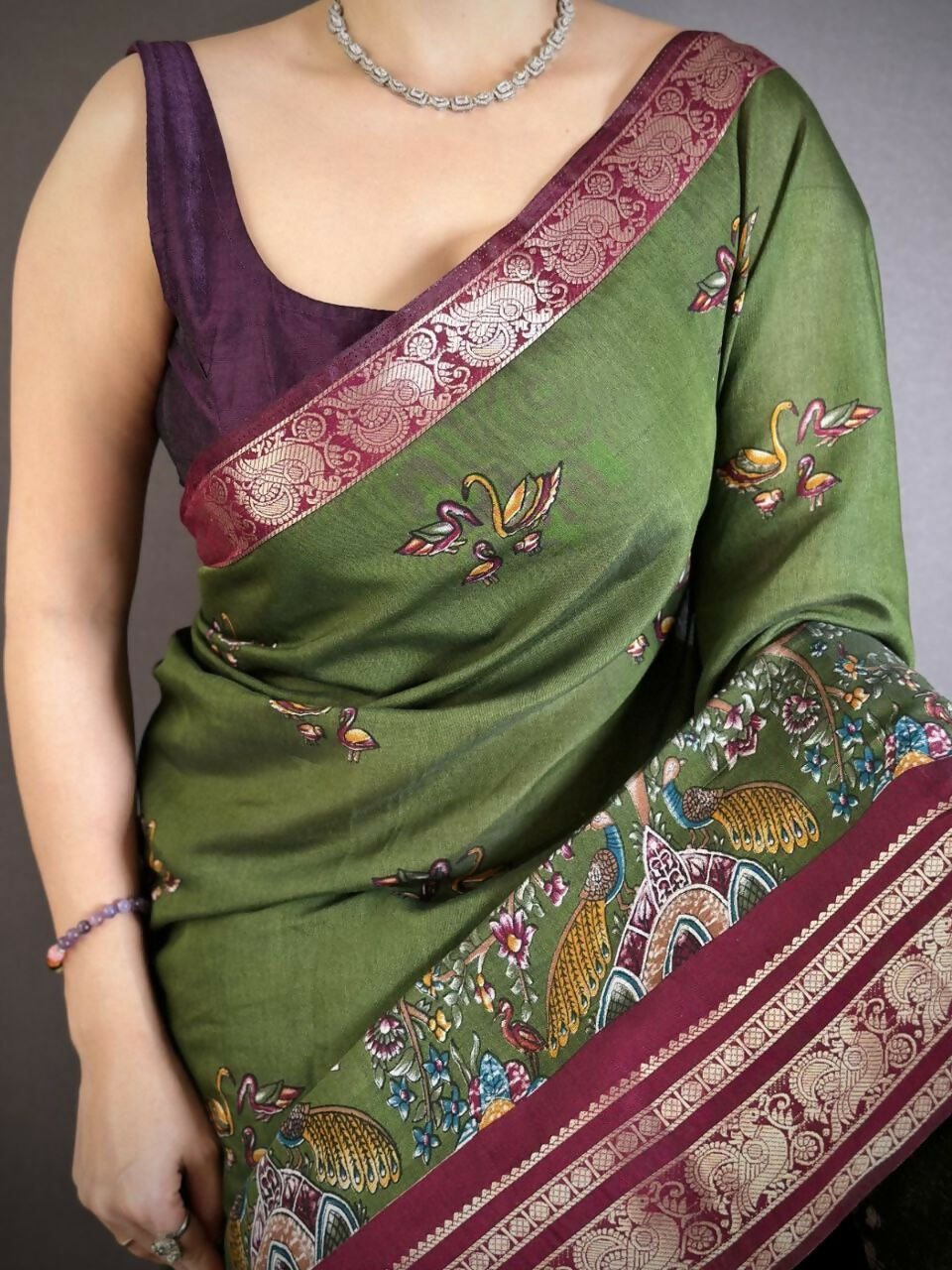 Prime Volt Premium Viscose Silk Kalamkari Saree with Peacock Zari Border & Bandhani Blouse-Green | Grocsy