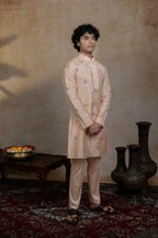 Semi Pattu Peach Ananta Kurta Set By Hilo Design | Grocsy