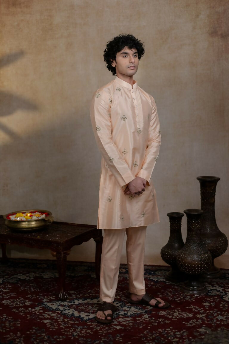 Semi Pattu Peach Ananta Kurta Set By Hilo Design | Grocsy