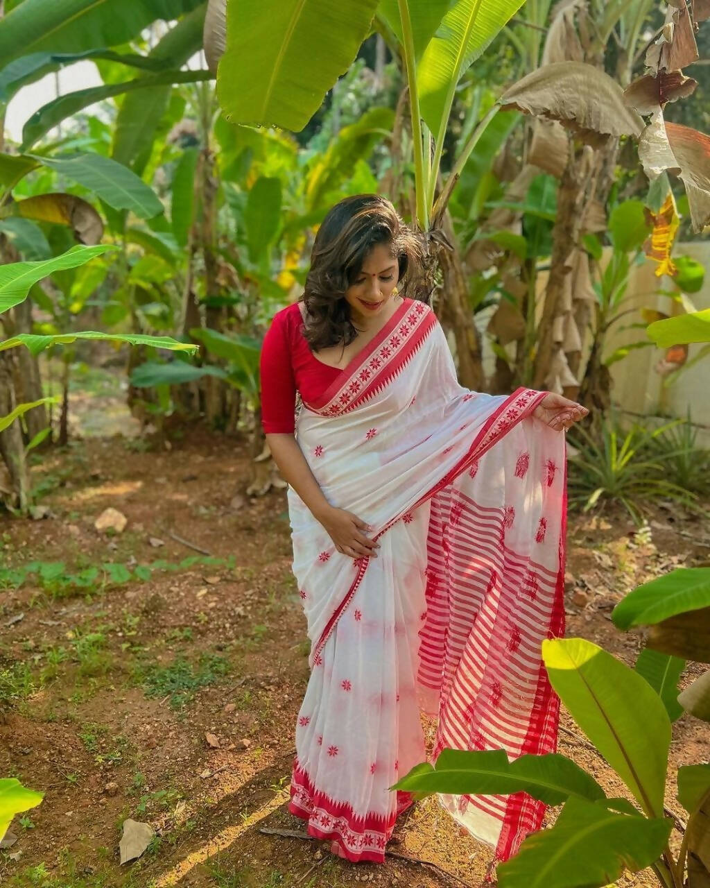 DEIANA'S Beautiful Designer Golden zari Soft Cotton Saree - White | Grocsy