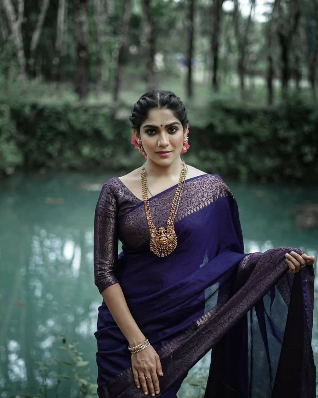 DEIANA'S Beautiful Designer Golden zari Soft Lichi Silk Saree - Navy Blue | Grocsy