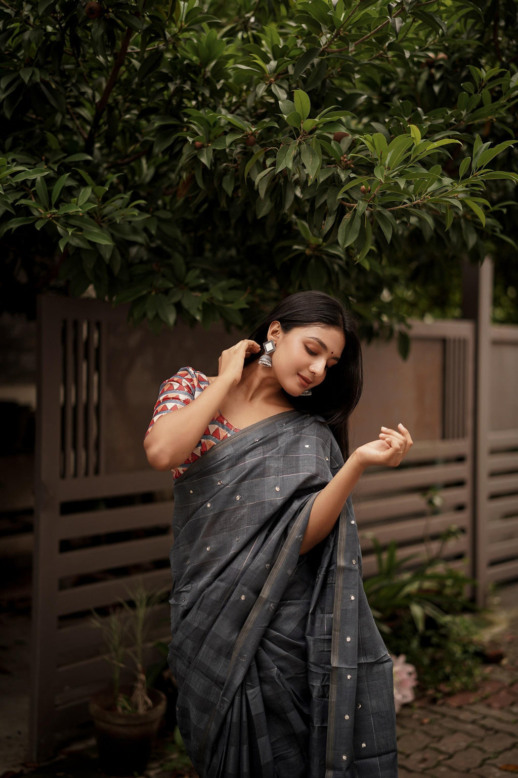 Grey Pure Linen Ethnic Motifs Saree with Unstitched Blouse - A2M | Grocsy