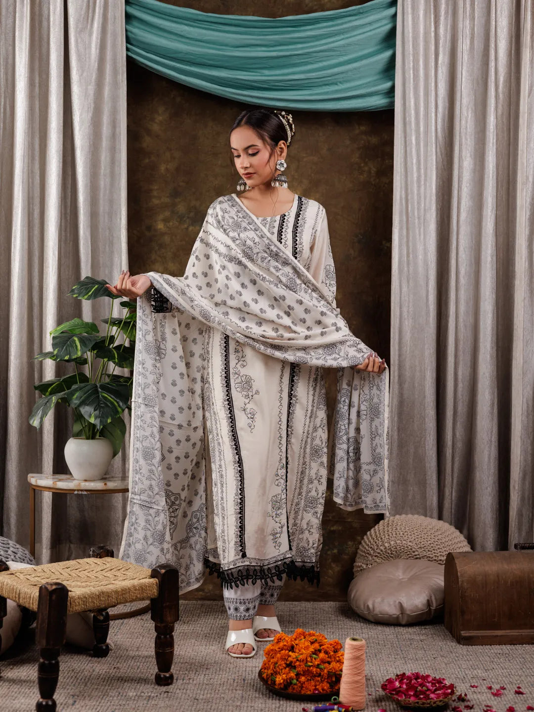 Yufta White Hand_Embroidery Silk Straight Kurta And Trouser With Dupatta Set | Grocsy
