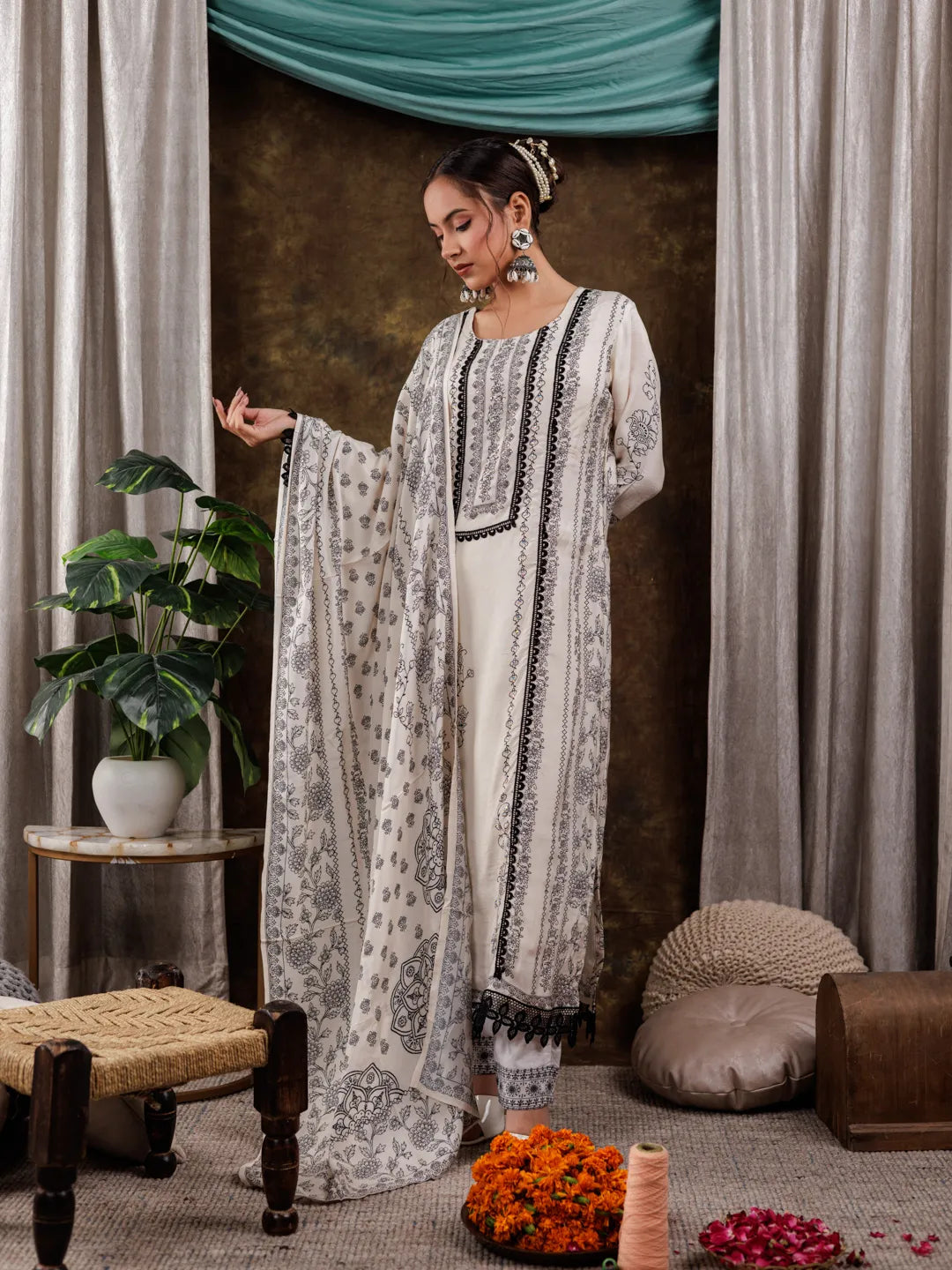 Yufta White Hand_Embroidery Silk Straight Kurta And Trouser With Dupatta Set | Grocsy
