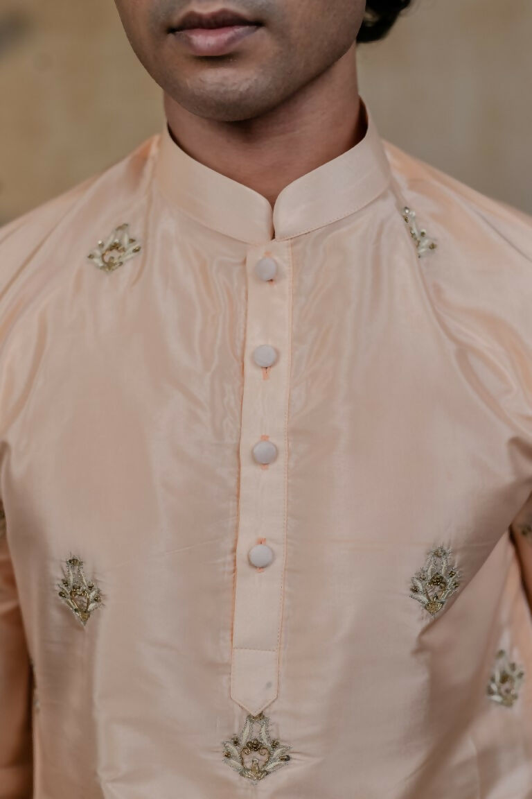 Semi Pattu Peach Ananta Kurta Set By Hilo Design | Grocsy